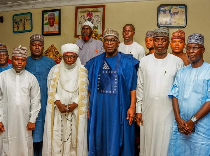 boom_purity's tweet photo. Gov AbdulRazaq visits Shonga, Tsaragi, consoles two Emirates over deaths of Ndakene, Sha'aba 

Kwara State Governor @RealAARahman AbdulRazaq on Friday visited Shonga in Edu local government to commiserate with the Emir, Dr Haliru Yahaya Ndanusa, and the people of the https://t.co/X4T30UWfE3