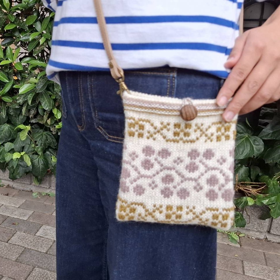 編み込み模様のブラウンポシェット　ケニア あみものワールドのスタッフです 本日は棒針で編む 「編み込み模様の