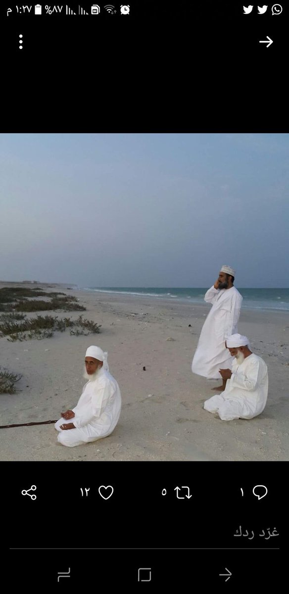 الشيخ احمد الخليلي في شاطي الدقم  اللهم اعطية الصحة والعافية وطول العمر اللهم امين يارب