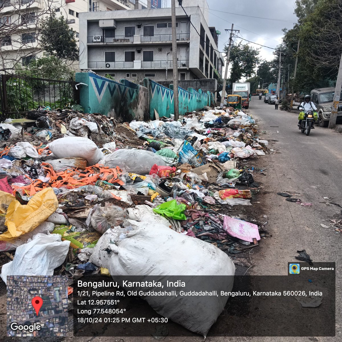 BaigJnd's tweet photo. @BangaloreUp @CMofKarnataka @DKShivakumar @BBMPCOMM @BZZameerAhmedK @SwachSurvekshan @BBMPSWMSplComm @PCMohanMP please clear this garbage in #oldguddahalli #bengaluru garbage is not cleared since one month of complaint. With GPS is https://t.co/l1RxyDFh6q is causing #healthhazard https://t.co/TLEkV4md4E