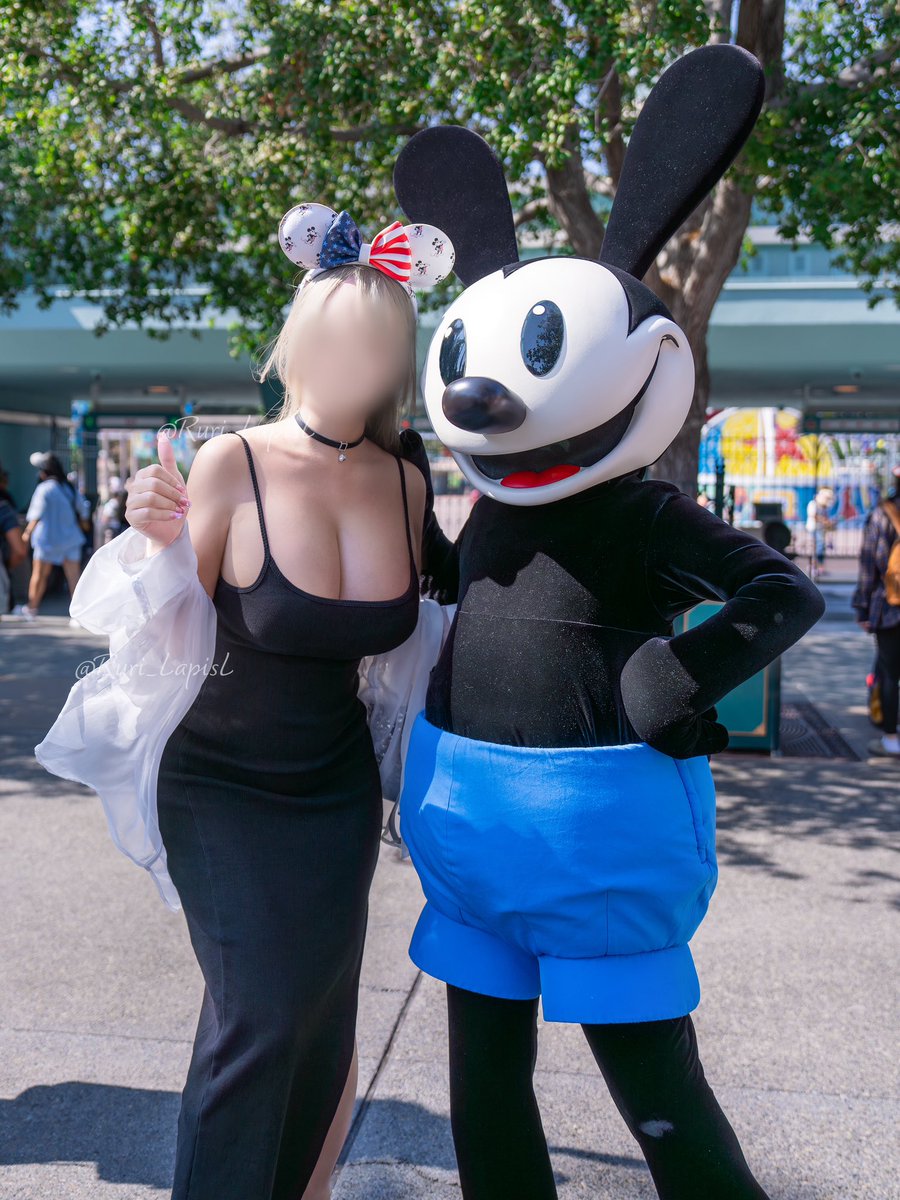 カリフォルニアディズニーでオズワルドと会った🐰🖤 https://t.co/7iBKDRro5R