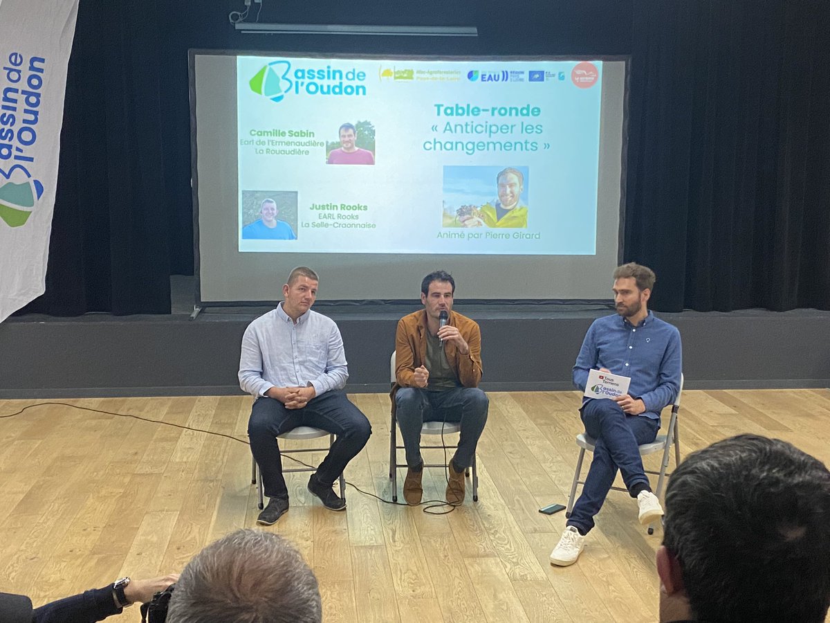 Pierre Girard y a présenté en avant-première son dernier film réalisé dans la vallée de l’Oudon avec 2 agriculteurs implantant des haies, Justin et Camille. Échange avec la salle sur l’importance de la haie dans les systèmes agricoles