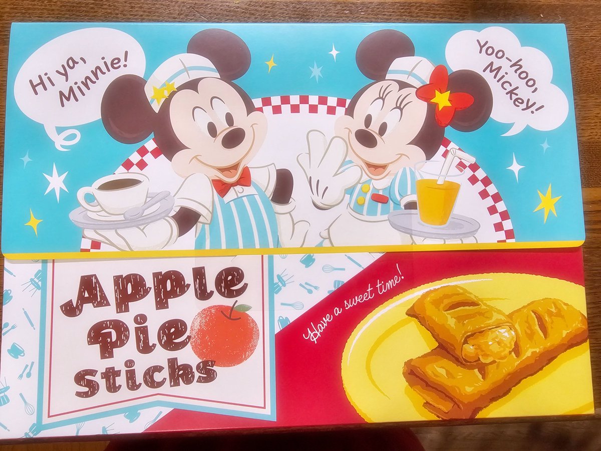unp1127's tweet photo. 🍎パイ、いつの間にかパッケージ変わってた、久しぶりに行ったから知らなんだ、可愛い♡
安定の美味しさ🥰️

そしてアナ雪のクッキー、初めましてやけどこれも美味しい😋
缶も可愛いし友達のお土産これにすれば良かったなぁ🙄💭 https://t.co/lYw881VVGq