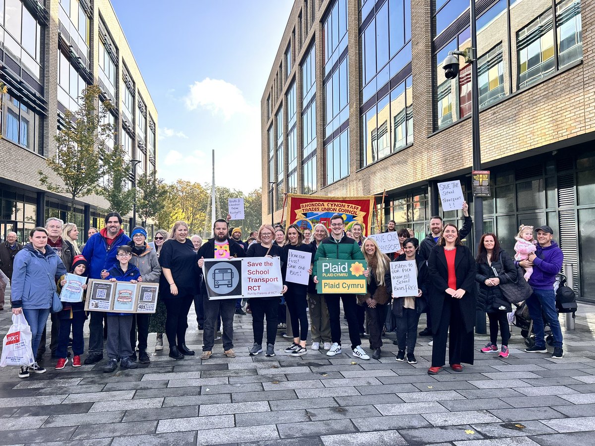 🚍Heddiw ymunais â phrotest yh erbyn newidiadau i bolisi cludiant ysgol Cyngor RhCT.

Mae perygl y bydd hyn yn gwthio mwy o deuluoedd i dlodi ac yn cynyddu absenoldebau.

Rwy’n annog Llywodraeth Cymru i roi’r newidiadau sydd eu hangen i’r Mesur Teithio gan Ddysgwyr ar waith.