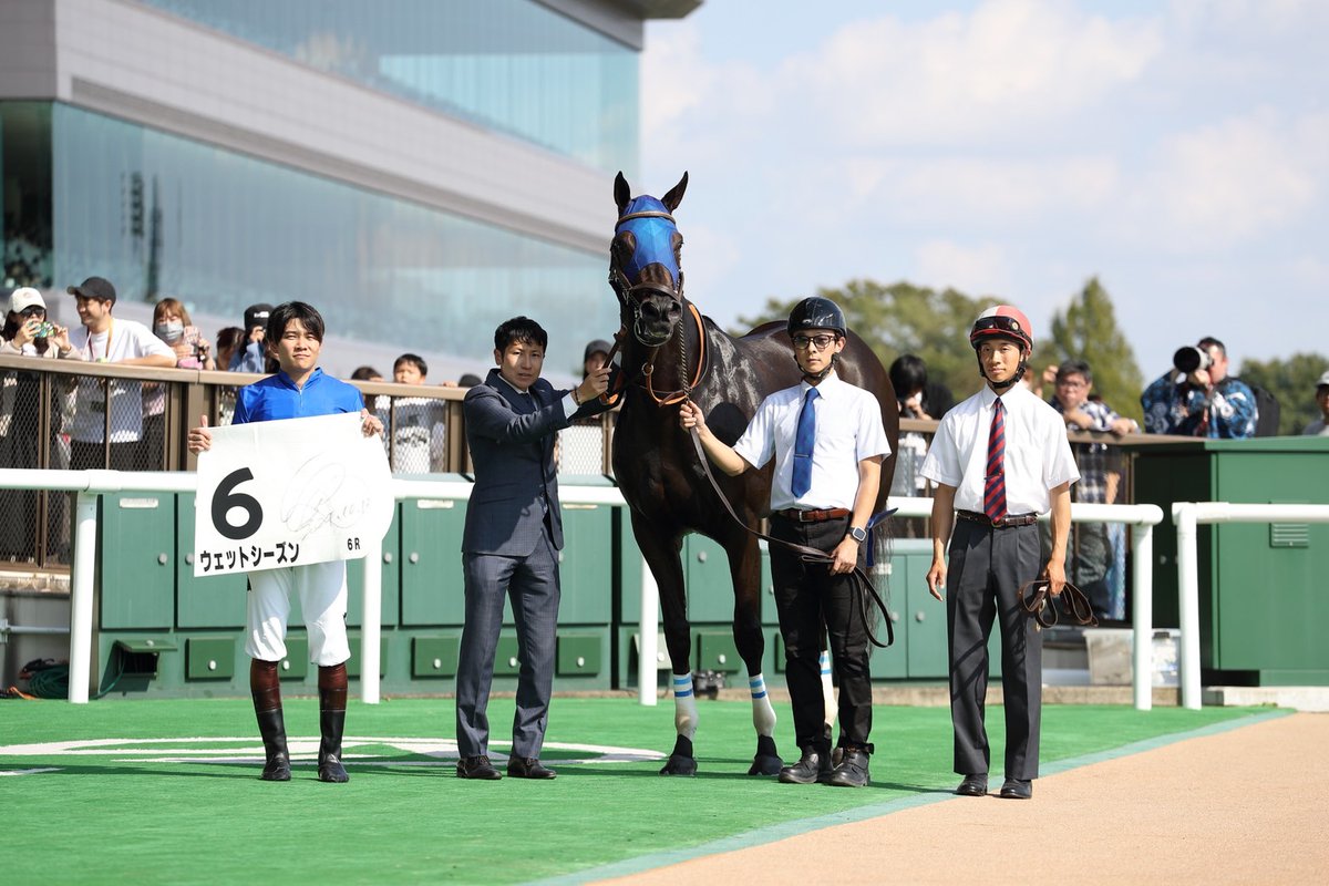 HTanaka_stable's tweet photo. 先週の回顧になります。レモンポップを含めて3日間で3勝することができました。関係者の皆様、おめでとうございます＆ありがとうございます。引き続き勝利に対して貪欲にスタッフ一同頑張ってまいります。写真の関係もあり、南部杯の回顧は次のポストでつぶやきます。写真は武田明彦カメラマン(@Aki_piko)です。

2024年10月13日(日)
・東京1R
クラリネットソナタ  佐々木大輔騎手　4着

「軽い走りをするところがみられ、芝のレースに使いましたが、伸び切れない面がありました。ちょっとジリジリするところがあったことを考えると、現状ではダートが良さそうです。脚元が固まり切っていないところもあるので、様子を見ながら進めていきます」

 #クラリネットソナタ
 #佐々木大輔 騎手
 #社台RH 様

・東京6R
ウェットシーズン  三浦皇成騎手　1着

「人間との関係性に課題はまだ残しますが、鞍上の三浦騎手が返し馬のときから考えてコンタクトを取ってくれましたし、レースでも外目の3番手で上手に折り合ってくれ、力を出してくれました。未勝利戦を勝ったときはソラを使うなどまだまだ子供っぽいところもありましたが、徐々に精神面での成長も感じさせます。まだまだ上で戦える馬だと思うので、課題をしっかりと解決していきます」

 #ウェットシーズン
 #三浦皇成 騎手
 #ゴドルフィン 様

2024年10月14日(月）
・東京5R
デンクマール　Cルメール騎手　1着

「バランスや手前の替え方に課題を残していましたが、レースでは上手く走ってくれました。いいものがあるのは調教で分かっていましたが、勝ち内容、時計、上がりも良かったと思います。結果的にハナへ行く競馬になったことでリズム良く走れたのは間違いないでしょう。今回は芝1800ｍでの勝利でしたが、ルメール騎手は1600ｍだと、もっとパフォーマンス上がってもいいということを言っていたので、再度、吟味して今後の番組を検証していく予定です」

 #デンクマール
 #Cルメール 騎手
 #サンデーR 様

★コメント、ハッシュタグはスタッフがまとめています。