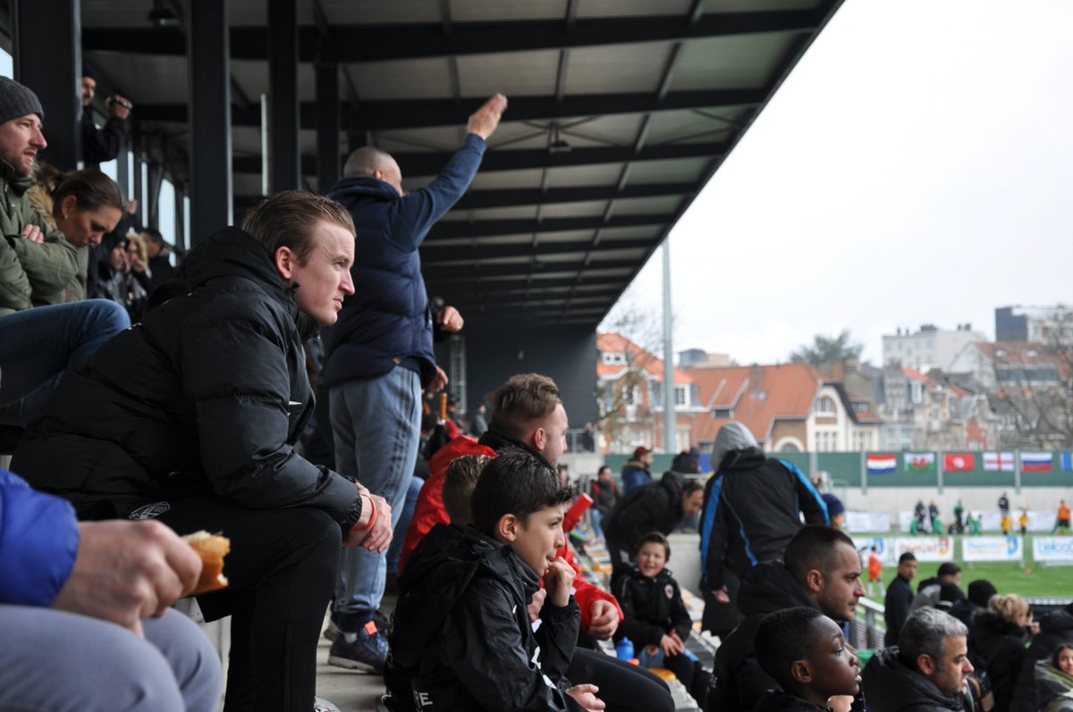 🤔Comment peut-on continuer de se plaindre d'un environnement aussi nocif autour des jeunes footballeurs quand les clubs passent leur temps à faire des interviews, des insides, annoncer chq buteur, mettre en avant sur les RS les perfs ind d'ados à tout instant? 

Jeune ≠ Adulte