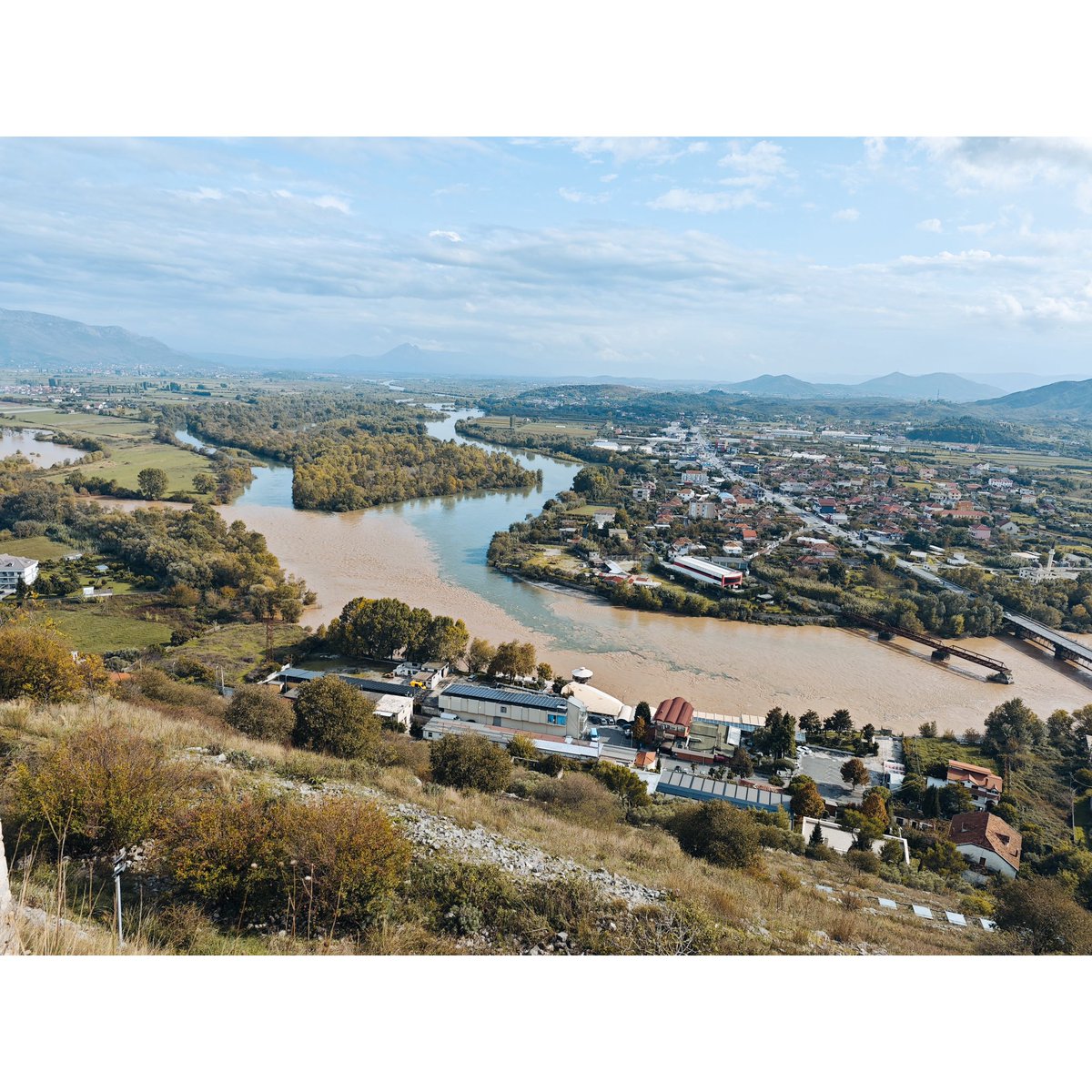 doalbanie's tweet photo. Starověký hrad #Rozafa s výhledem na jezero i město Skadar a dnes barevný soutok řek Drin 🔵 a Kiri 🟤 .
Dle legendy dostal jméno podle dívky👧, která se během stavby nechala dobrovolně zazdít do hradeb, aby se přestaly bortit 🏰 https://t.co/wEeVKum3lU