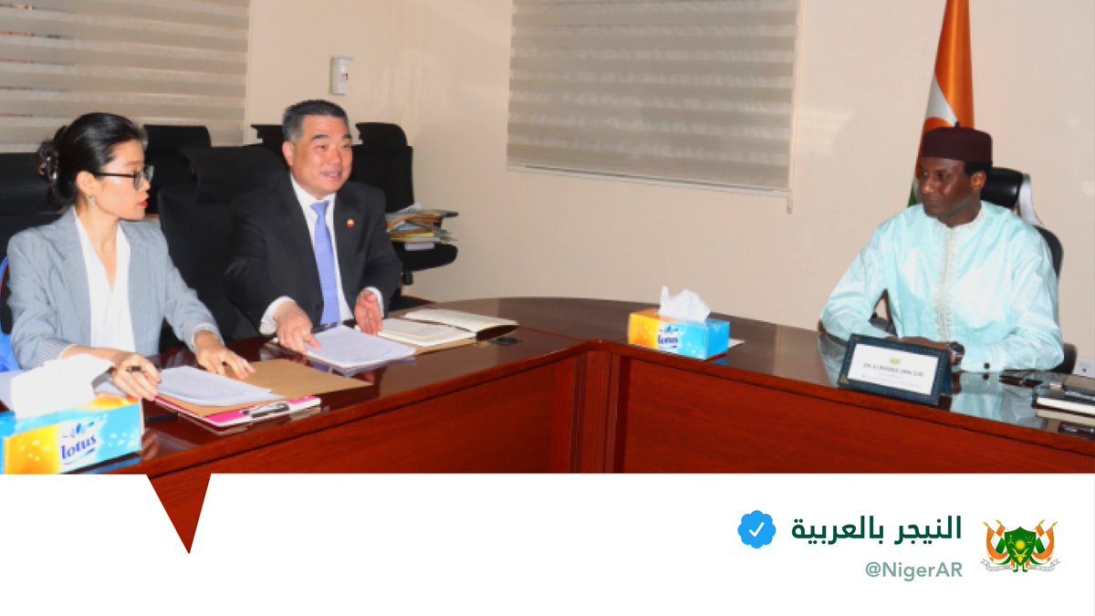 رئيس مجلس الوزراء..
استقبل وفد صيني في مكتبه أمس الجمعة

بعد ظهر يوم الجمعة 18 أكتوبر 2024، استقبل رئيس الوزراء، السيد لمين زين، في مكتبه وفداً صينياً برئاسة رئيس مجلس إدارة الشركة الوطنية الصينية لتطوير النفط والغاز، السيد تشن جينتاو، علماً أن الشركة تابعة لمؤسسة البترول الوطنية