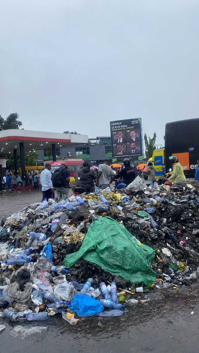Danielaziambi's tweet photo. Les déchets s’accumulent à L’UPN. Une université qui doit inspirer la connaissance mérite mieux que ça. https://t.co/Ruui7fy2jQ