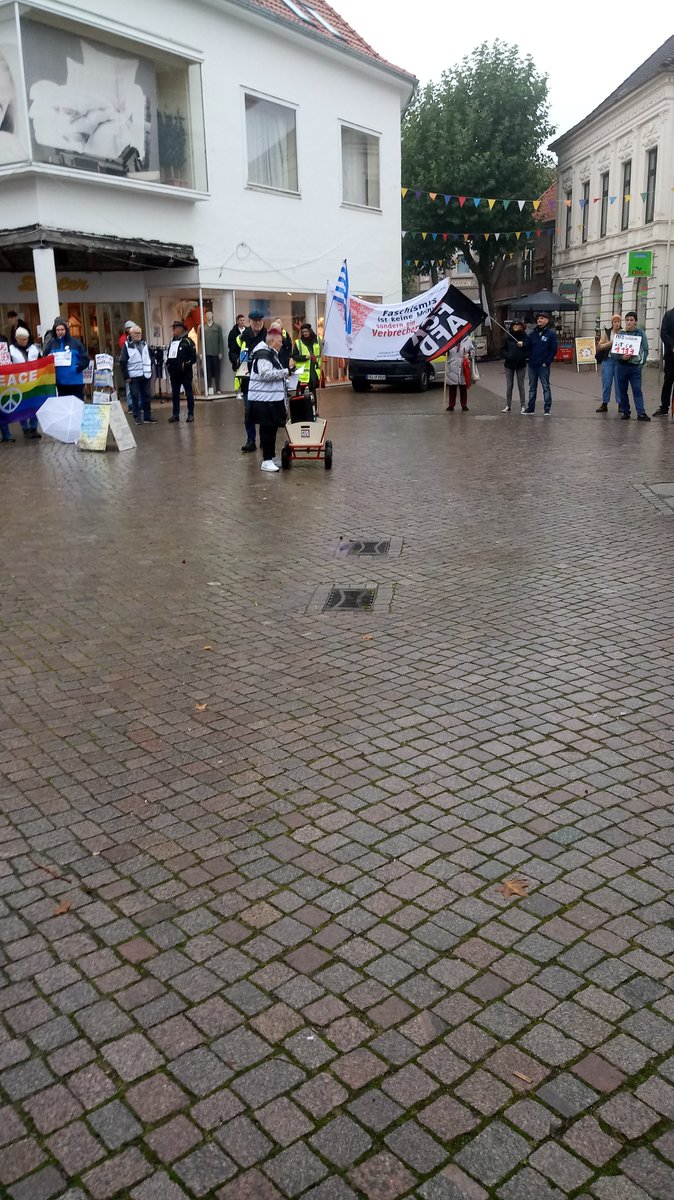 42Ingenue's tweet photo. Samstag vormittag mit den #omasgegenrechts in Varel https://t.co/M1DqMk2unV