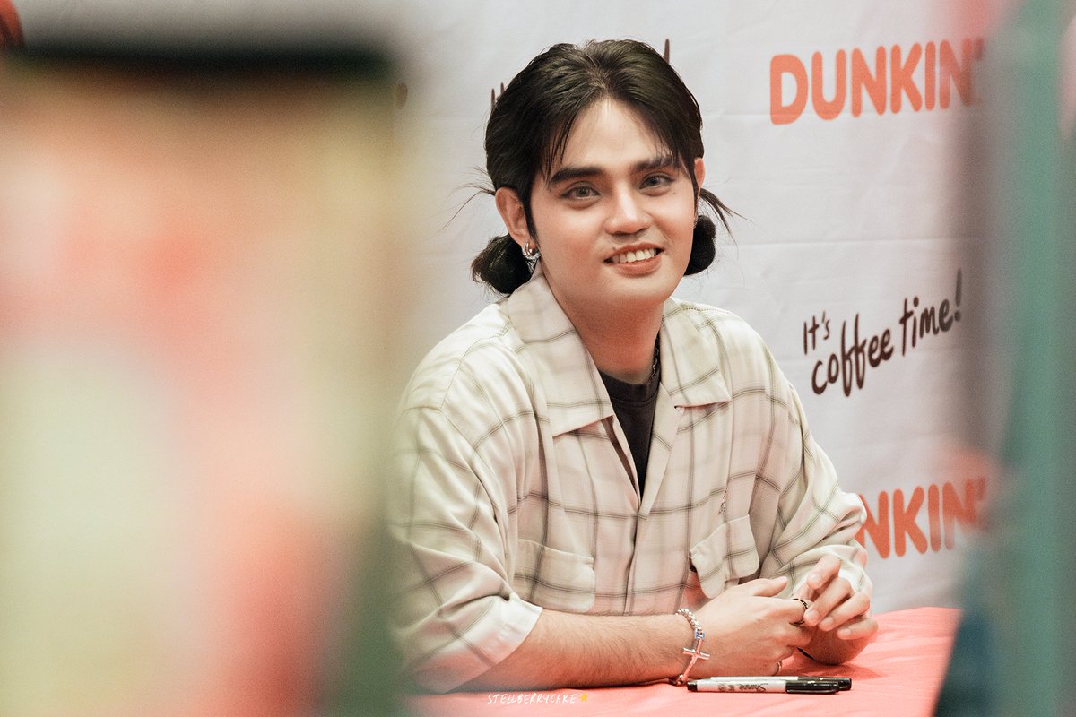 stellberrycake's tweet photo. [20241019] #PABLOinDDBacolod at Robinsons Bacolod 

NASA BACOLOD SI OLBAP 
PABLO SIGNIN’ AT DUNKIN’
@imszmc #Pablo 
#PABLOsaVisayas 
#PABLOUNATour 
#PABLOsaRobBacolod https://t.co/fSX7j3LouK