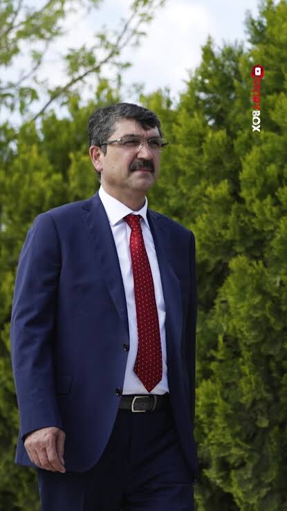 kouserhat's tweet photo. Deprem bölgesinde bulunan şantiye şeflerine bir telefon gelir.”Tüm makinaları halkın emrine verin.Şantiyeleri halka açın sadece Adıyaman’da 800 aileye tam altı ay hiç birşeylerini eksik etmeyin “diyen koca yürekli adamı eleştiren muhalefet gerçekleri göremez biz yaşadık gördük. https://t.co/f5yu3DO5HA