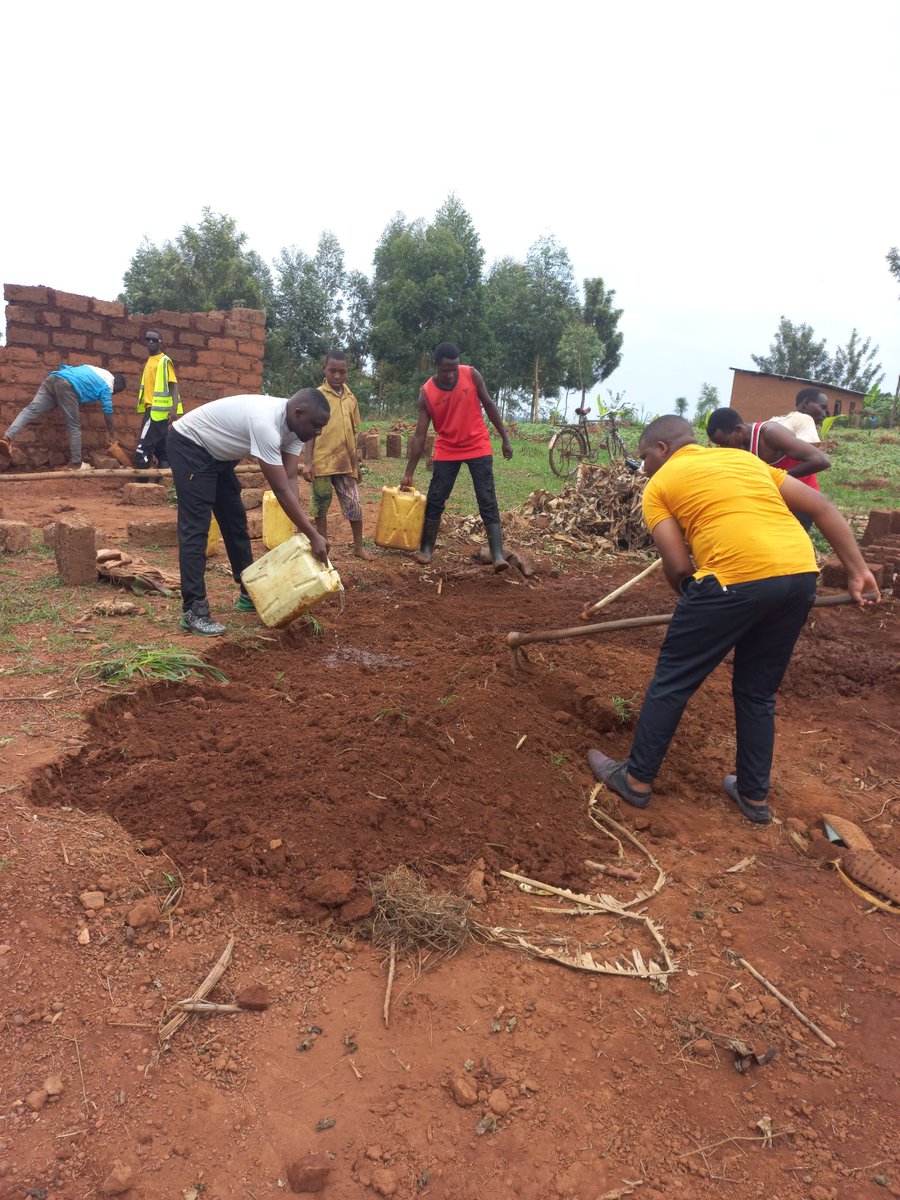 MutenderiV's tweet photo. Muri aka kanya ku bufatanye n' inzego z' ibanze @MutenderiNyc, urubyiruko rwa @MutenderiV bari gukora umuganda wo kubakira umuturage utishoboye mu mudugudu wa #Kibaya mu kagali ka #Mutenderi https://t.co/gOyi2aa3kB