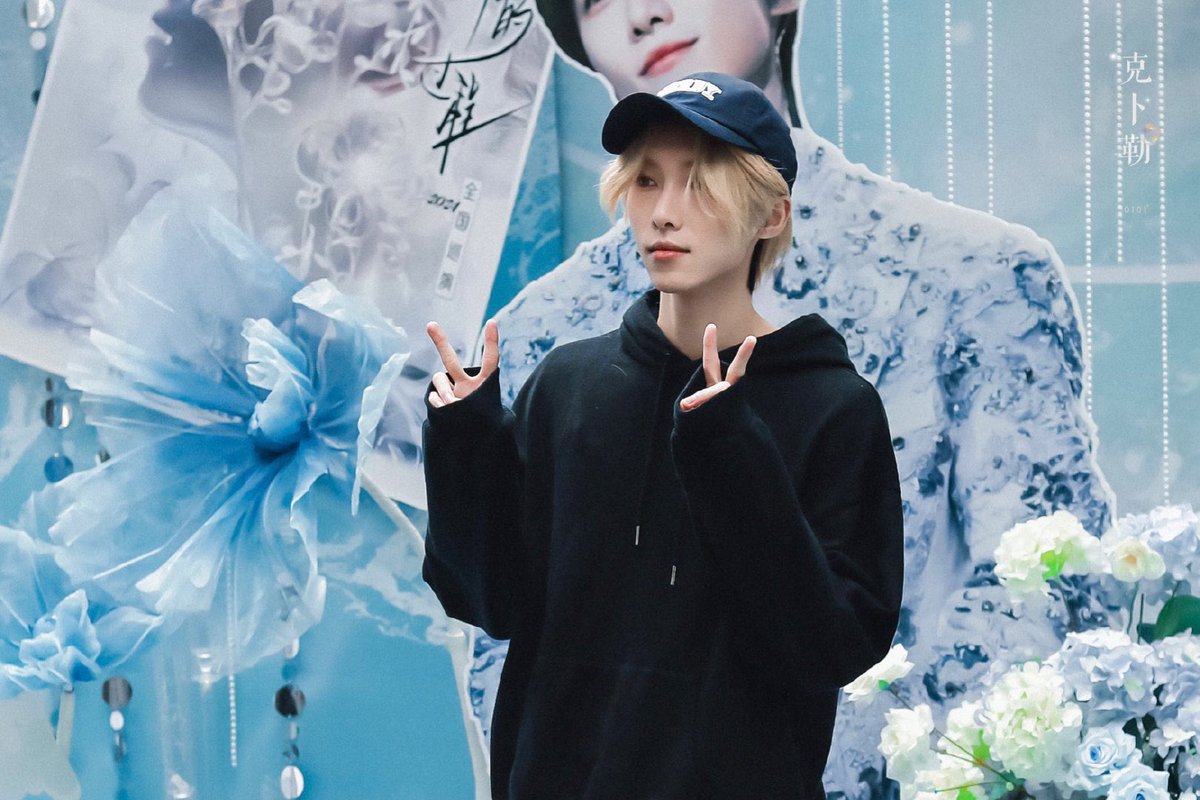 allaboutzhaolei's tweet photo. [ 19 • 10 • 2024 ] 

มีคนแอบมาถ่ายรูปกับซุ้มที่ทางสโมจัดให้ด้วยค่าา 💙

#赵磊我盛开的过程2024巡演#
📍สถานีเซี่ยงไฮ้

©️ : 克卜勒·赵磊RAY
🔗 : https://t.co/aplnMd55YB

#赵磊 #ZhaoLei #จ้าวเหล่ย https://t.co/B98pxLWfuJ