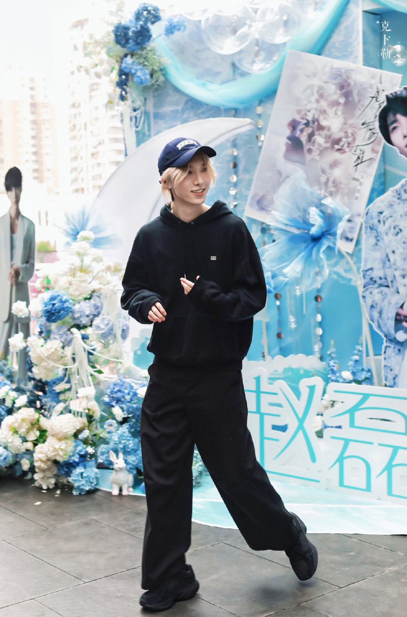 allaboutzhaolei's tweet photo. [ 19 • 10 • 2024 ] 

มีคนแอบมาถ่ายรูปกับซุ้มที่ทางสโมจัดให้ด้วยค่าา 💙

#赵磊我盛开的过程2024巡演#
📍สถานีเซี่ยงไฮ้

©️ : 克卜勒·赵磊RAY
🔗 : https://t.co/aplnMd55YB

#赵磊 #ZhaoLei #จ้าวเหล่ย https://t.co/B98pxLWfuJ