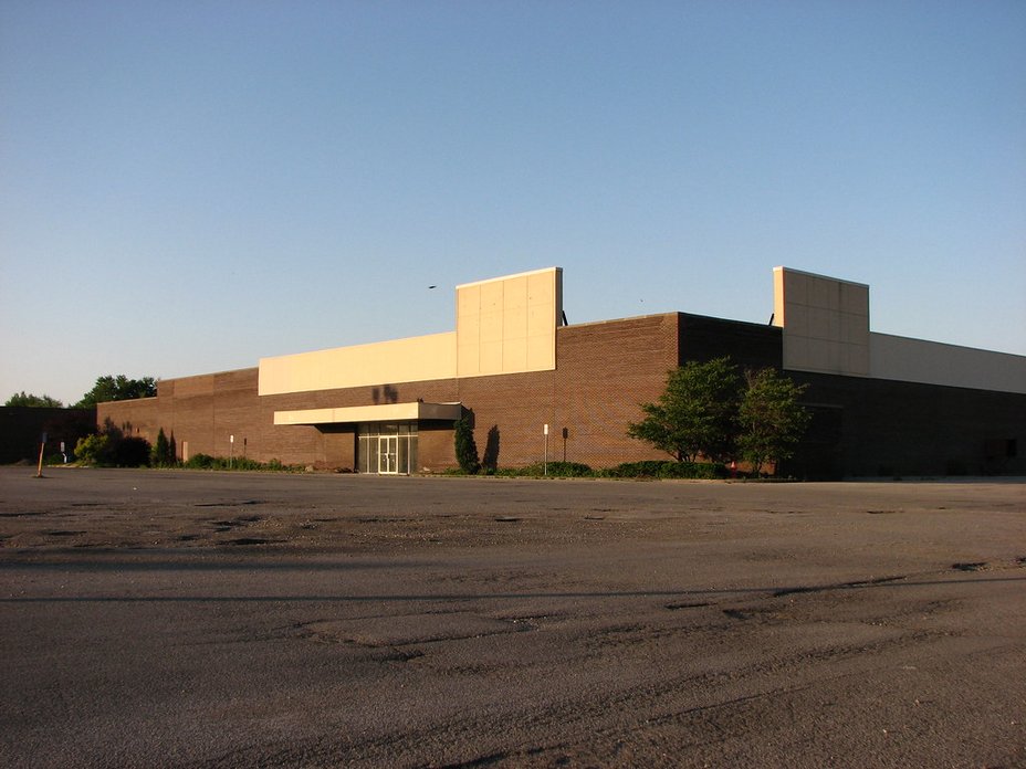 bobconfer's tweet photo. This weekend sees final KMart big box store close. That's made me reflect on other retailers long one. One of them is Montgomery Ward. I worked at MW in the Lockport mall in early 90s as stockboy &amp; car loader. LOVED it. Good times at the store with coworkers and customers. https://t.co/EujLq7OvfR