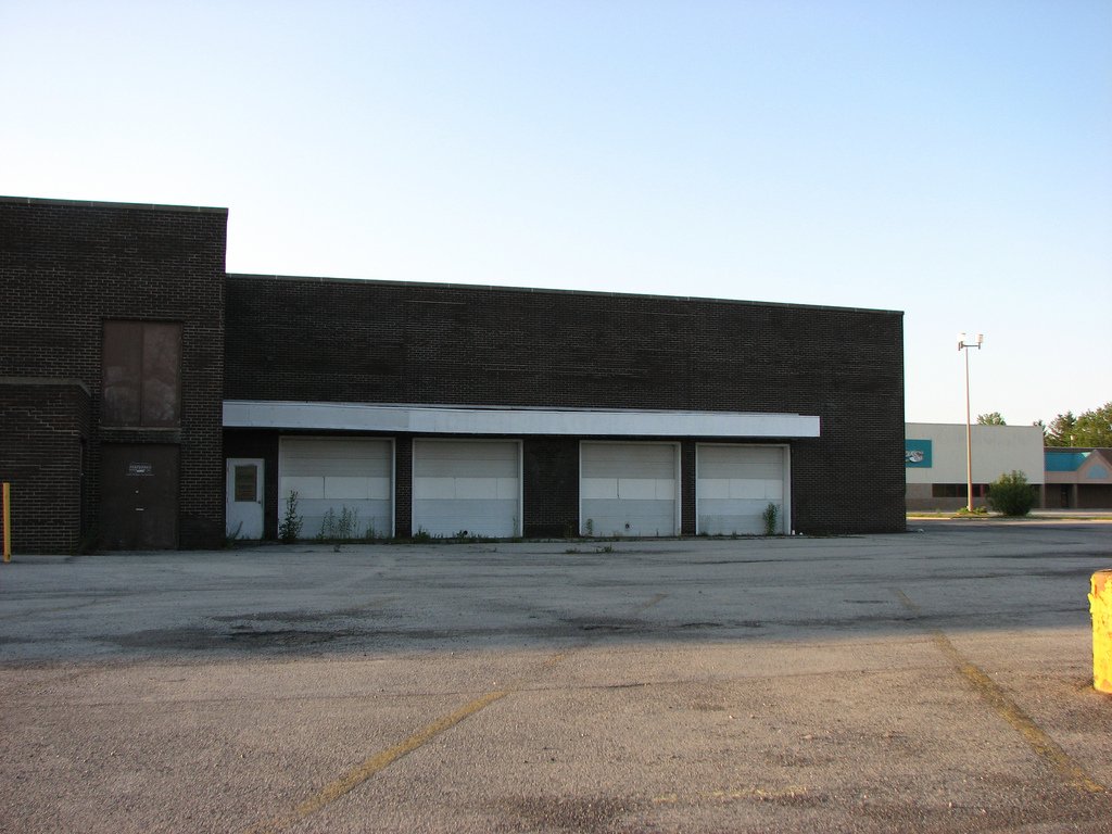 bobconfer's tweet photo. This weekend sees final KMart big box store close. That's made me reflect on other retailers long one. One of them is Montgomery Ward. I worked at MW in the Lockport mall in early 90s as stockboy &amp; car loader. LOVED it. Good times at the store with coworkers and customers. https://t.co/EujLq7OvfR