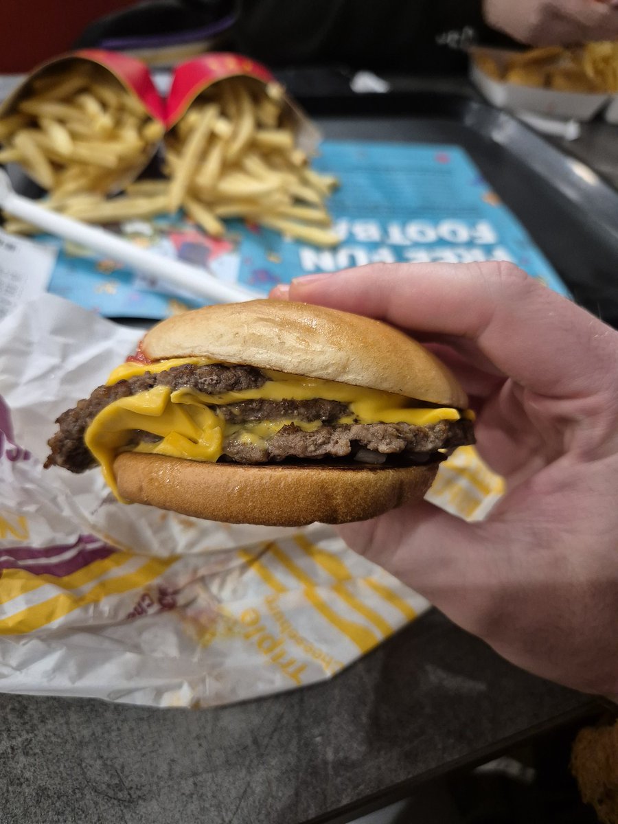 MultiverseGMan's tweet photo. @McDonaldsUK @McDonalds I know the product displayed may differ know person, but come on... Its like a hockey puck that's been slapped around floor....

First time in ages I decide to go to Mcds (in York) this is what I get 🤣 https://t.co/qJJWgQyeNL