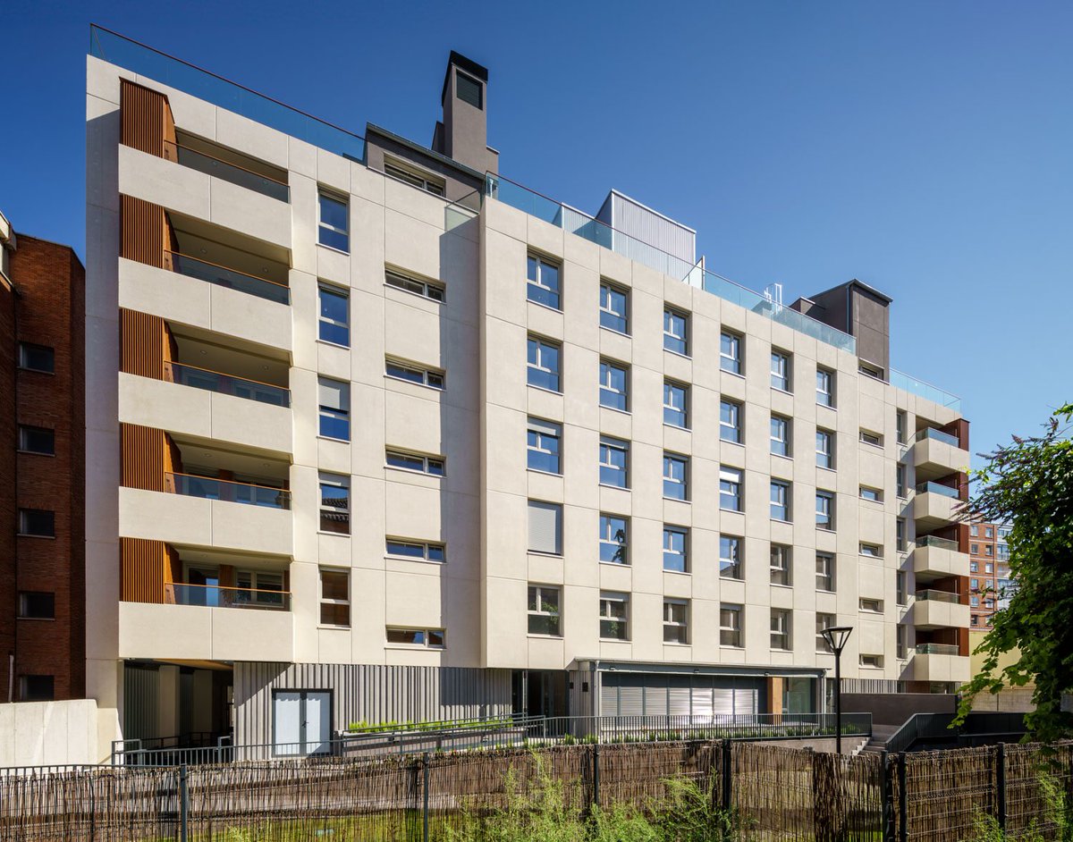 VaProyecta's tweet photo. Así ha quedado el edificio, puerta de San Pablo. El atico tiene unas vistas muy privilegiadas al abside del templo.

https://t.co/ftEWTGvUuM

📍 Calle Rondilla de Sta. Teresa - Gondomar. https://t.co/SgfImsh7U7