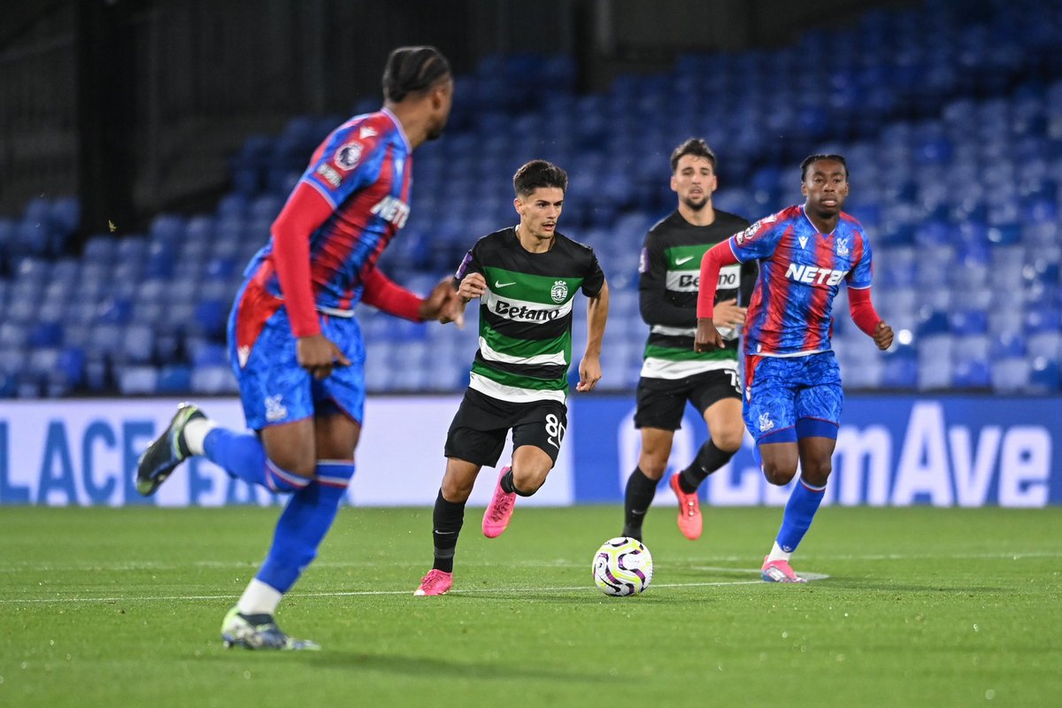 SportingCP's tweet photo. Reviravolta em terras londrinas 🇬🇧 Os jovens Leões do #SportingB venceram o Crystal Palace por 1-2, com golos de Flávio Gonçalves ⚽️⚽️

🔜 2.ª jornada da Premier League International Cup 🗓️ 19/12 🆚 Southampton https://t.co/ZbhSdTiVqo