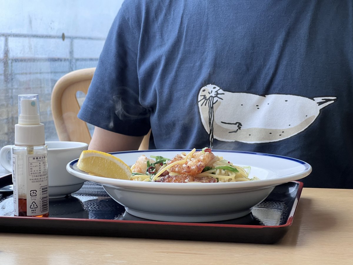 nas_oak's tweet photo. しょっつるペペロンチーノ食べるアザラシ🦭 https://t.co/d0VQgsLFGm