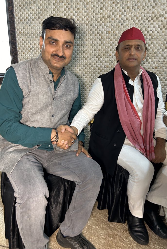 abhishekpandey2's tweet image. समाजवादी पार्टी अध्यक्ष अखिलेश यादव के साथ 
#BharatExpress