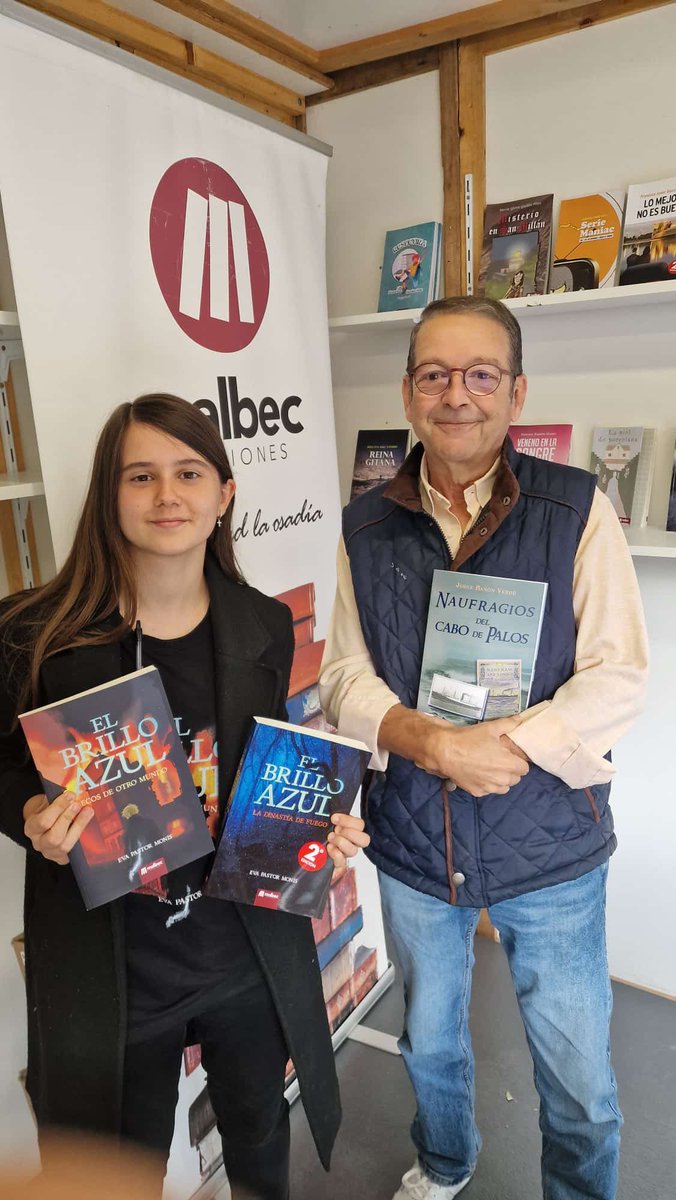 Hoy compartiendo “cartel” con una joven escritora, <a href="/WingedRyuzaki/">Eva Pastor Monís 🇵🇸📖</a>, y firmando ejemplares en la Feria del Libro de Cartagena.
