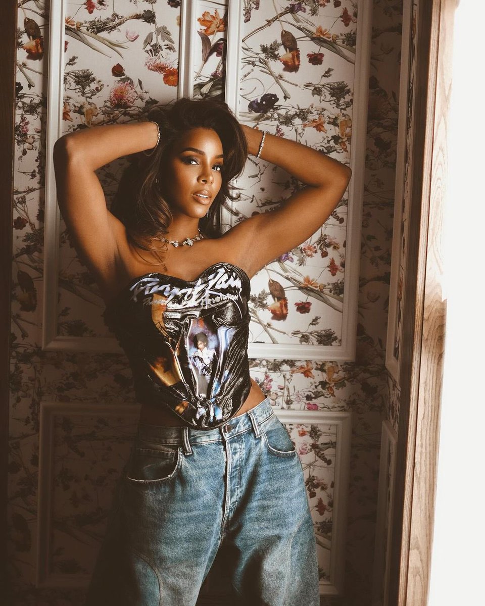 KRFrance's tweet photo. - KR 

@kellyrowland a eu l’occasion de visiter l’ancienne maison de @prince grâce a @airbnb ! Elle nous partage ses photos! 💜💜💜

#kellyrowland #destinyschild #rowlandstones https://t.co/YJBV4J4YFK