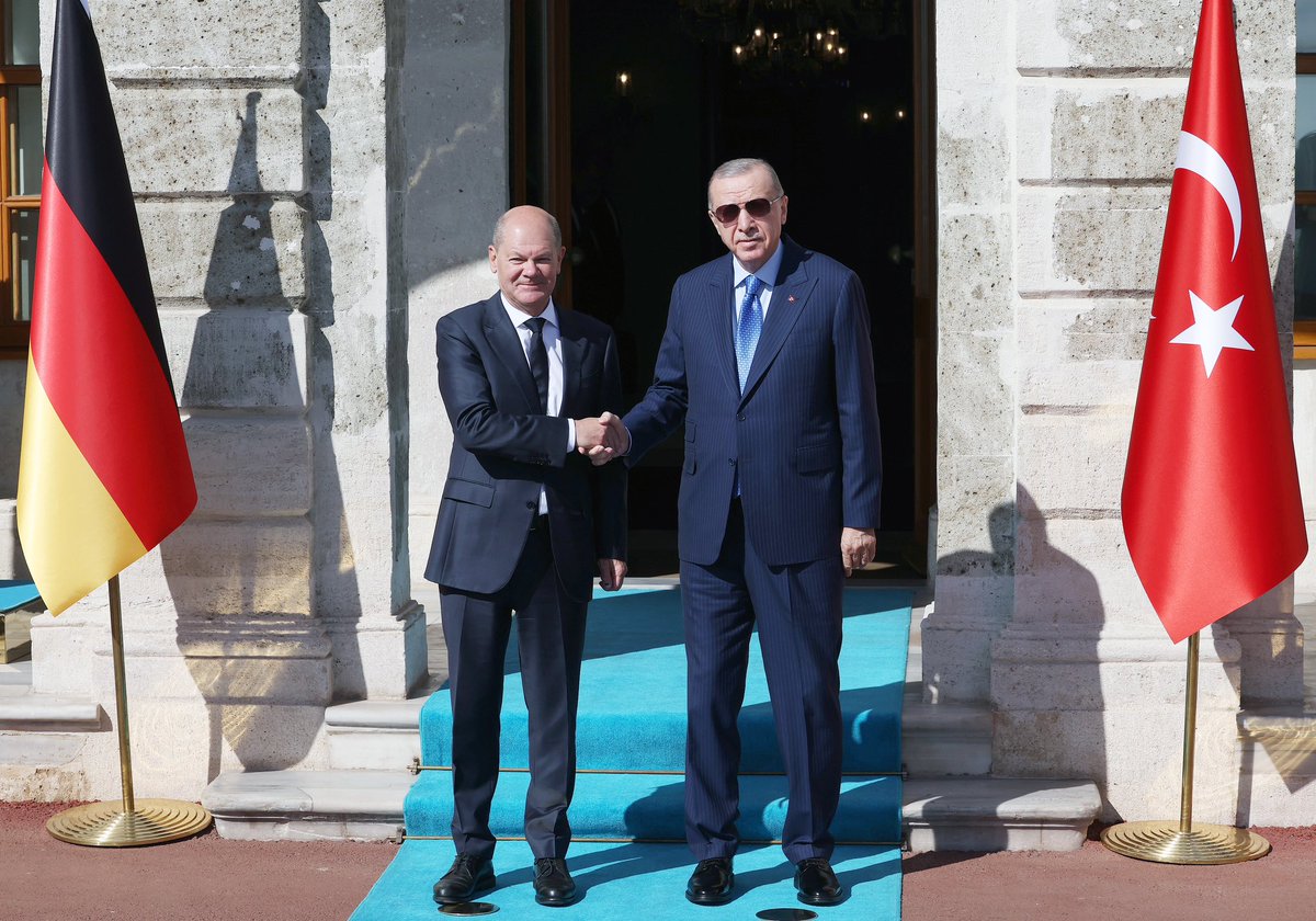 tcbestepe's tweet photo. Cumhurbaşkanımız @RTErdogan, Türkiye’ye çalışma ziyaretinde bulunan Almanya Federal Cumhuriyeti Başbakanı Olaf Scholz’u Cumhurbaşkanlığı Dolmabahçe Ofisi’nde kabul etti. https://t.co/qBg5vLMU4g