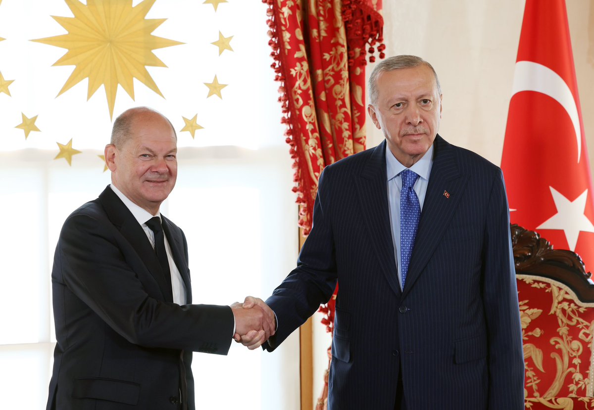tcbestepe's tweet photo. Cumhurbaşkanımız @RTErdogan, Türkiye’ye çalışma ziyaretinde bulunan Almanya Federal Cumhuriyeti Başbakanı Olaf Scholz’u Cumhurbaşkanlığı Dolmabahçe Ofisi’nde kabul etti. https://t.co/qBg5vLMU4g