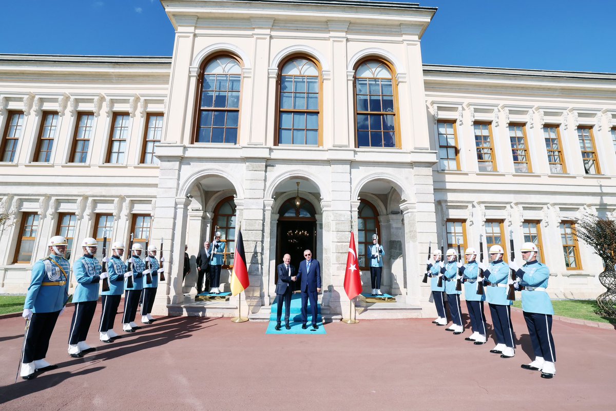 tcbestepe's tweet photo. Cumhurbaşkanımız @RTErdogan, Türkiye’ye çalışma ziyaretinde bulunan Almanya Federal Cumhuriyeti Başbakanı Olaf Scholz’u Cumhurbaşkanlığı Dolmabahçe Ofisi’nde kabul etti. https://t.co/qBg5vLMU4g