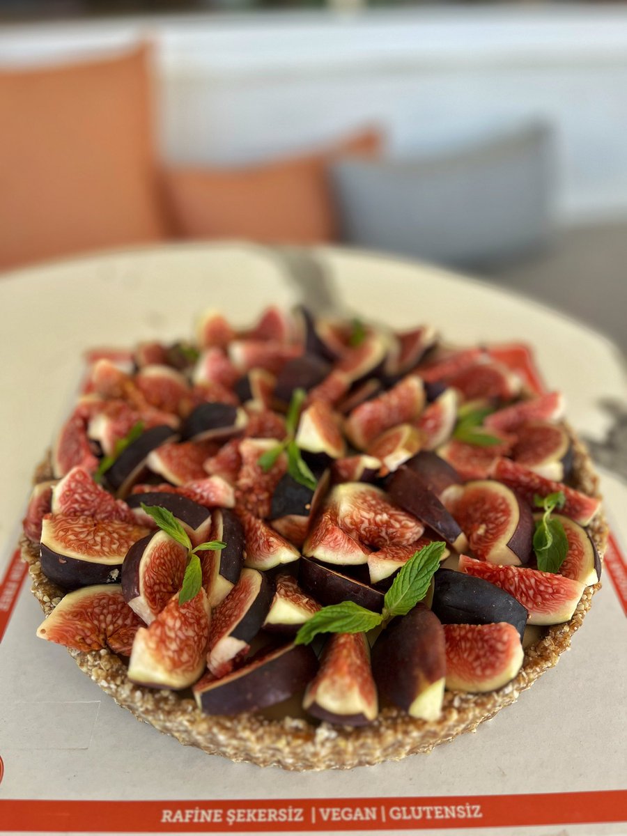 Glutensiz ve vegan olup da bu kadar havalı görünmek zor ama biz başardık! 😎 İncirli Vegan Tart’ımız hem gözlere hem damaklara şenlik! Bu tatlıya bir bakış yeter, denemek için sabırsızlanacaksınız!