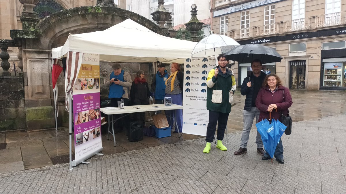 🥣 Co gallo do Día para a Erradicación da Pobreza, Boa Vida e Estudio Glau Fonseca desenvolveron esta mañá na Praza da Peregrina un evento de visibilización e concienciación presentado por Mito Meijón e ao que asistiron os socialistas <a href="/ivanpuentes/">Iván Puentes</a> e <a href="/mafaricas/">Manuel Fariña Casanova</a>