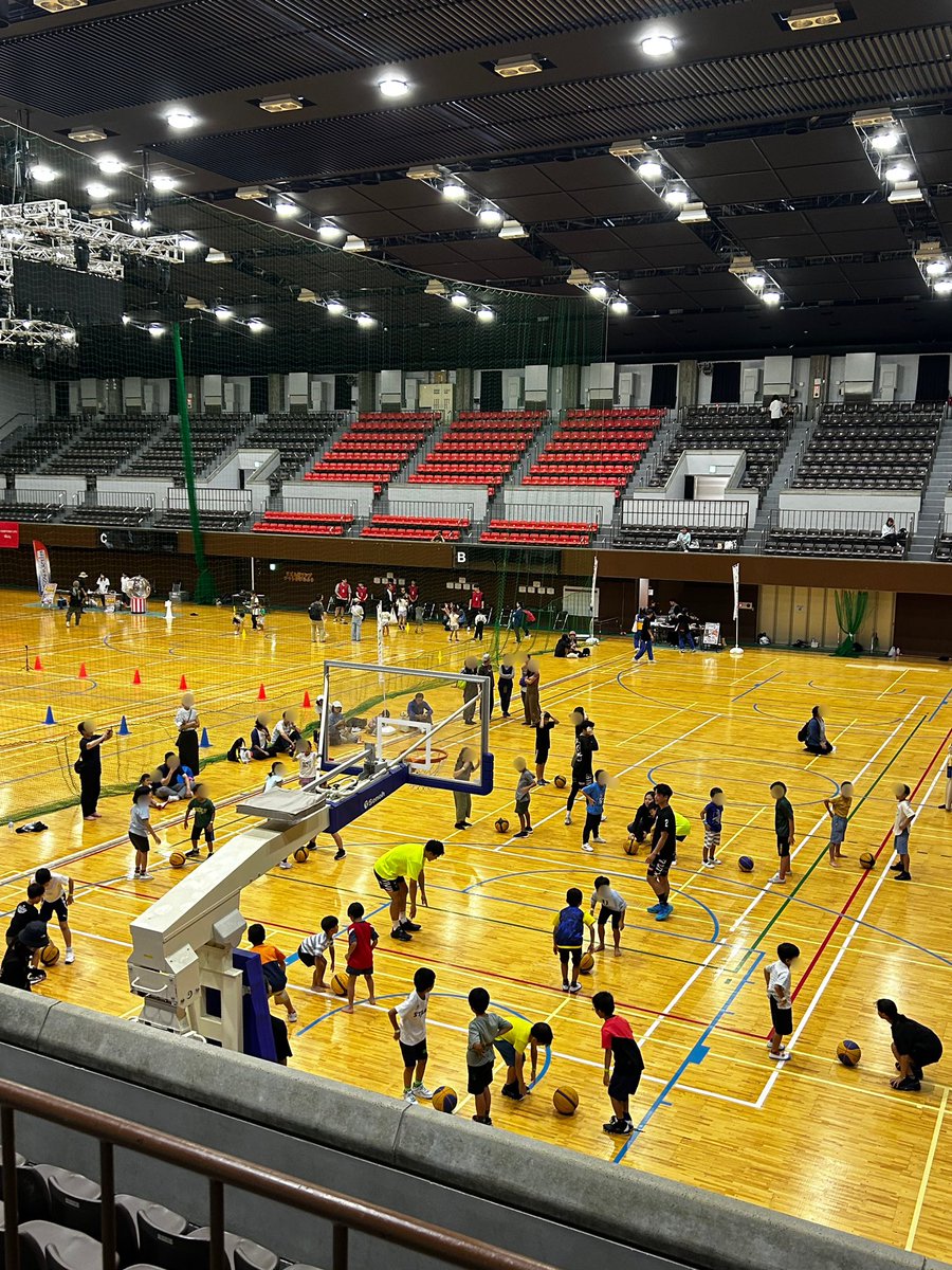 0422shinobu's tweet photo. みんなのスポーツフェスタ
KYOTO BBの選手とバスケ体験会
あたま・おしり・ひざ・ボール!
2人でボールの取り合いっこ
そしてドリブル鬼ごっこ…
5年前わたしがバスケ始めたときも、これからスタートしたな
そう思って見てたら涙が出てきた
#KyotoUrbanSportsDay
#Backdoorbase
#オトナスクール https://t.co/ctpzHxQLdc