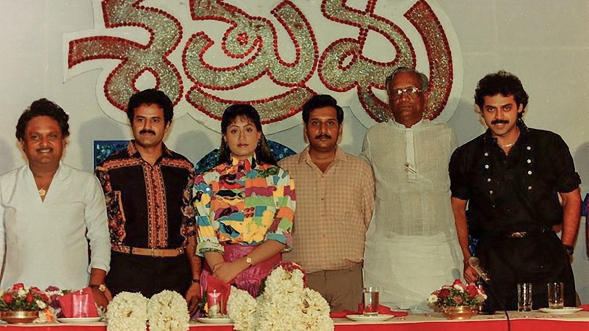 MMRameswar's tweet photo. #Satruvu 100days Event
      నిర్మాత యం.యస్.రాజు గారికి శత్రువు మొదటి సినిమా.మొదటి సినిమాతోనె సెంచరికొట్టారు రాజు గారు

#Kodiramakrishna #NandamuriBalakrishna #Vijayashanti @MSRajuOfficial #MSreddy @VenkyMama #Venkatesh #NBK https://t.co/ynYMe364E7