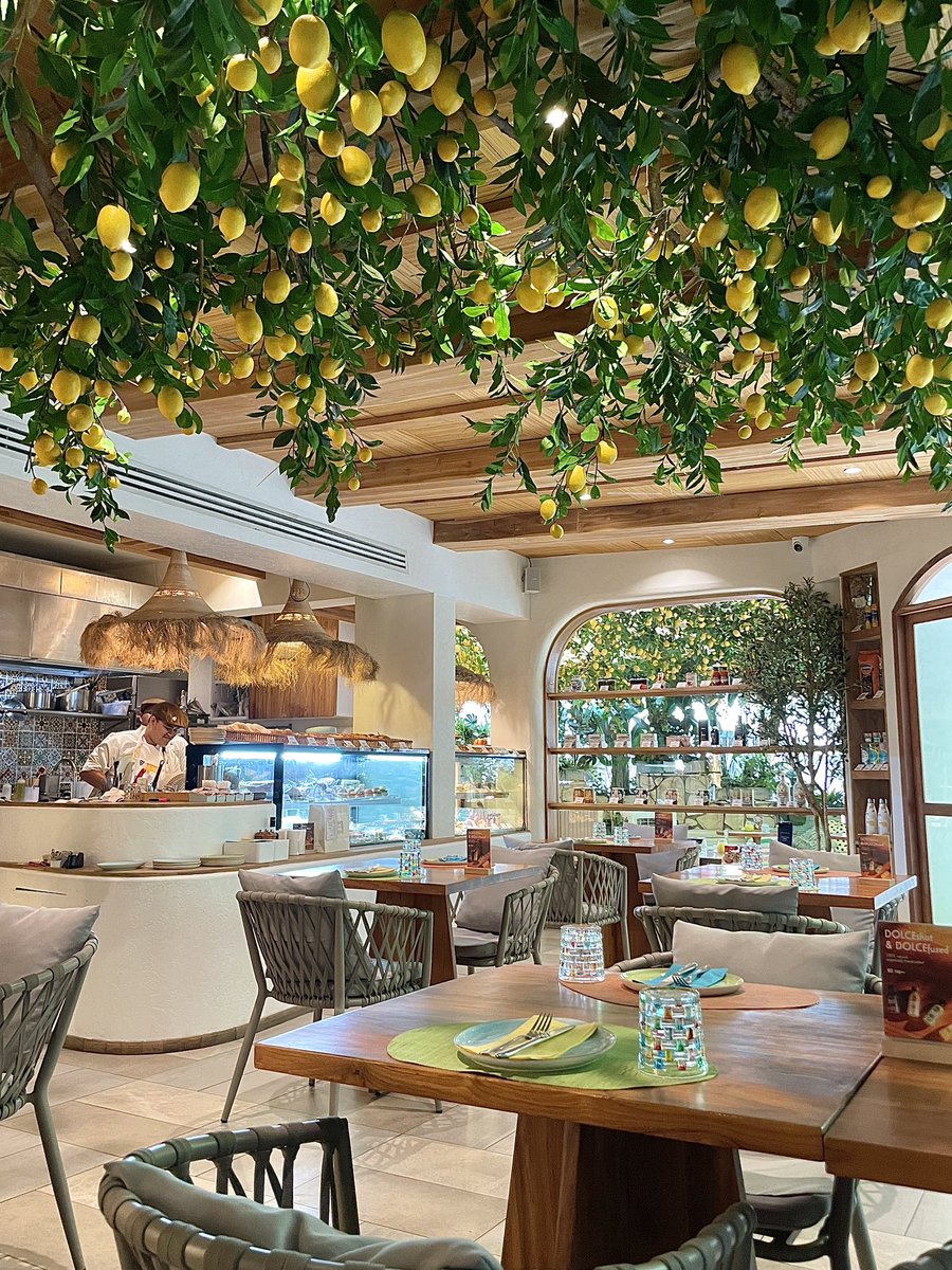 et_bkk06's tweet photo. この前行ったカフェがまるで南イタリアみたいな雰囲気でかわいかったな🍋🇮🇹テラスも店内もレモンだらけ！
ピザ、サンドイッチ、パスタメニューも豊富でランチ利用でも◎ごはんもちゃんと美味しかったです🙂‍↕️この時期限定のハロウィンメニューもかわいかった👻

📍Dolcetto Italian Cafe Bangkok https://t.co/Ktu89psH7C