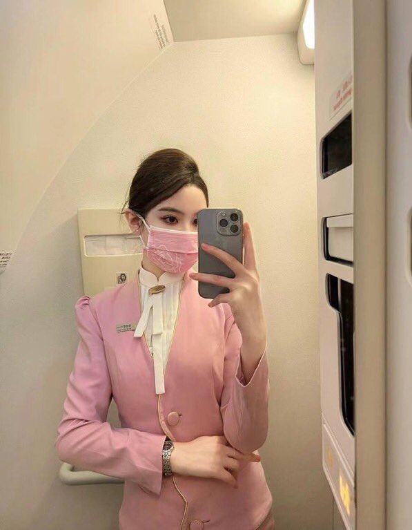 feifei3890's tweet photo. 这个天气，好冷啊 #空姐 https://t.co/XerJJfPtN1