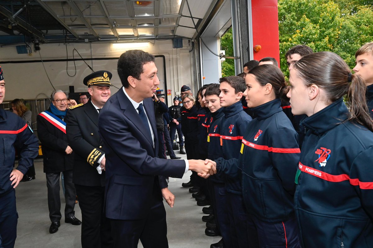othmannasrou's tweet photo. Comment ne pas être admiratif de leur engagement ? 

Avec les jeunes sapeurs-pompiers du centre de secours de La Celle-Saint-Cloud. https://t.co/TmS8PoVsgw