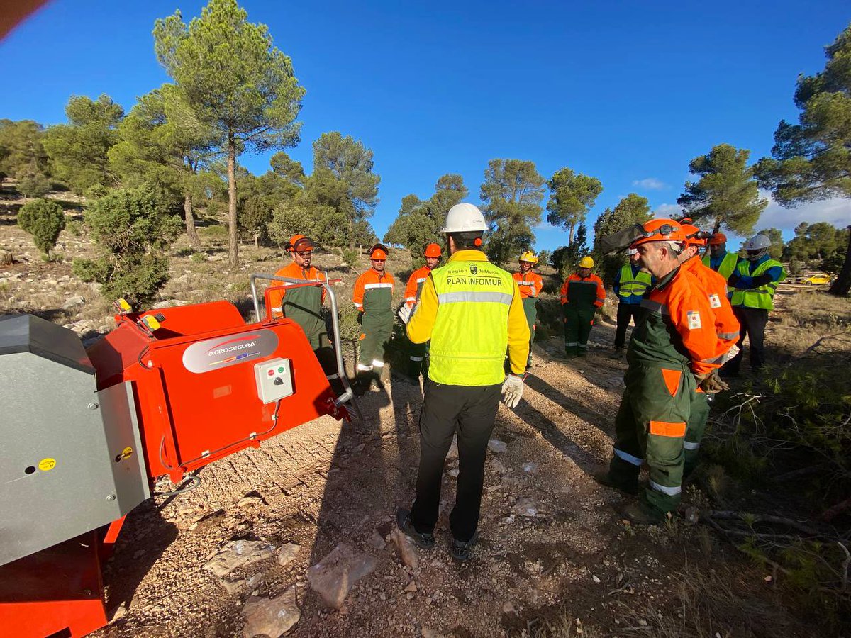 defensaforeMUR's tweet photo. [FORMACIÓN]
📢 #BBFF reciben instrucción en seguridad y operaciones para trabajos de eliminación de combustible por #SequíaMurcia con astilladora, por parte de Oficial de Seguridad #Ofiseg y capataz coordinador #Capcoor 

📸 Collado de la Molata, #Zarcilla #Lorca https://t.co/FIovsfujeY