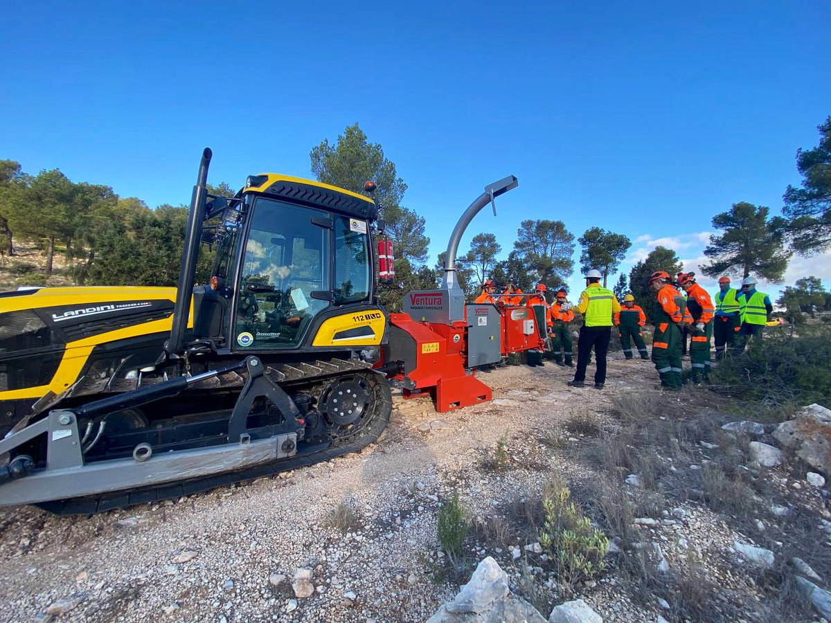 defensaforeMUR's tweet photo. [FORMACIÓN]
📢 #BBFF reciben instrucción en seguridad y operaciones para trabajos de eliminación de combustible por #SequíaMurcia con astilladora, por parte de Oficial de Seguridad #Ofiseg y capataz coordinador #Capcoor 

📸 Collado de la Molata, #Zarcilla #Lorca https://t.co/FIovsfujeY
