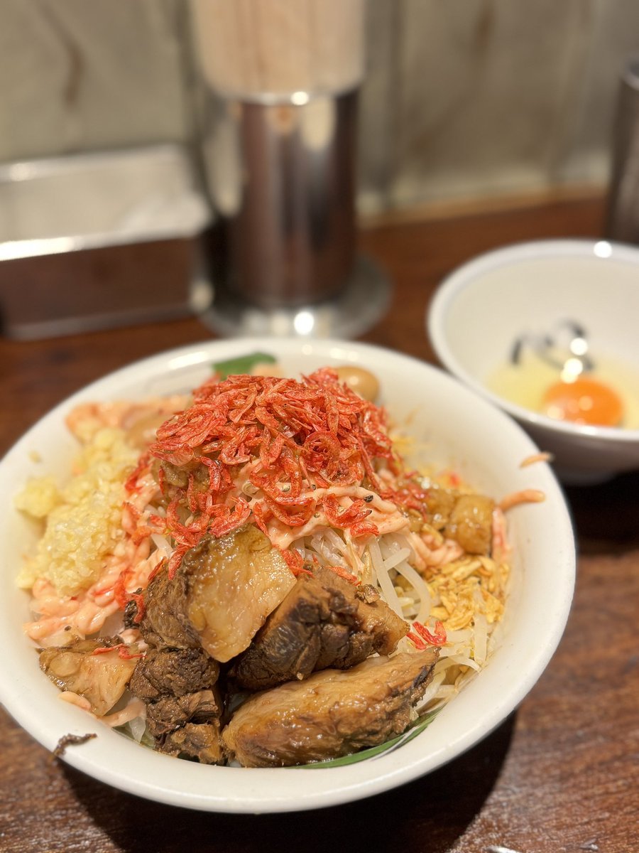 asktkhs_11's tweet photo. 東京駅内にあるラーメン雷
待ちは40分ほどで店内に🍜
チャーシューがホロホロで美味しかった🤤 https://t.co/I0oxR1MgGj