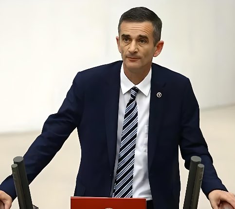 Bağımsız Milletvekili Ümit Dikbayır:

"PKK terör örgütü üyeliğinden hüküm giyen adamın doktorluk yapabildiği, 
ama 'Mustafa Kemal’in askerleriyiz' diyen teğmenlerin görevden el çektirildiği bir ülkede yaşıyoruz."