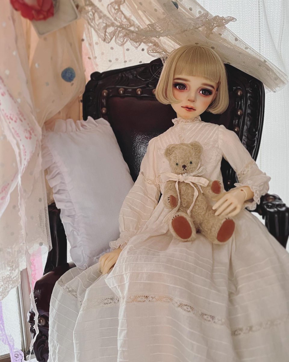 「#もしよかったらぬいぐるみを抱っこするドールを見せてくださいじぶんのお人形にくま」|známkaのイラスト