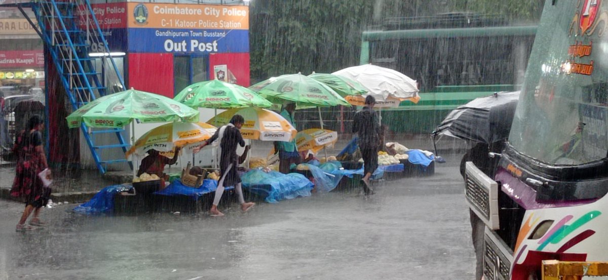 sunnewstamil's tweet photo. #JUSTIN | கோவையில் கனமழை 🌧️🌧️

பீளமேடு,  கவுண்டம்பாளையம், காந்திபுரம், ரயில் நிலையம் சுற்று வட்டாரப் பகுதிகளில் கனமழை பெய்து வருகிறது.

#SunNews | #KovaiRains