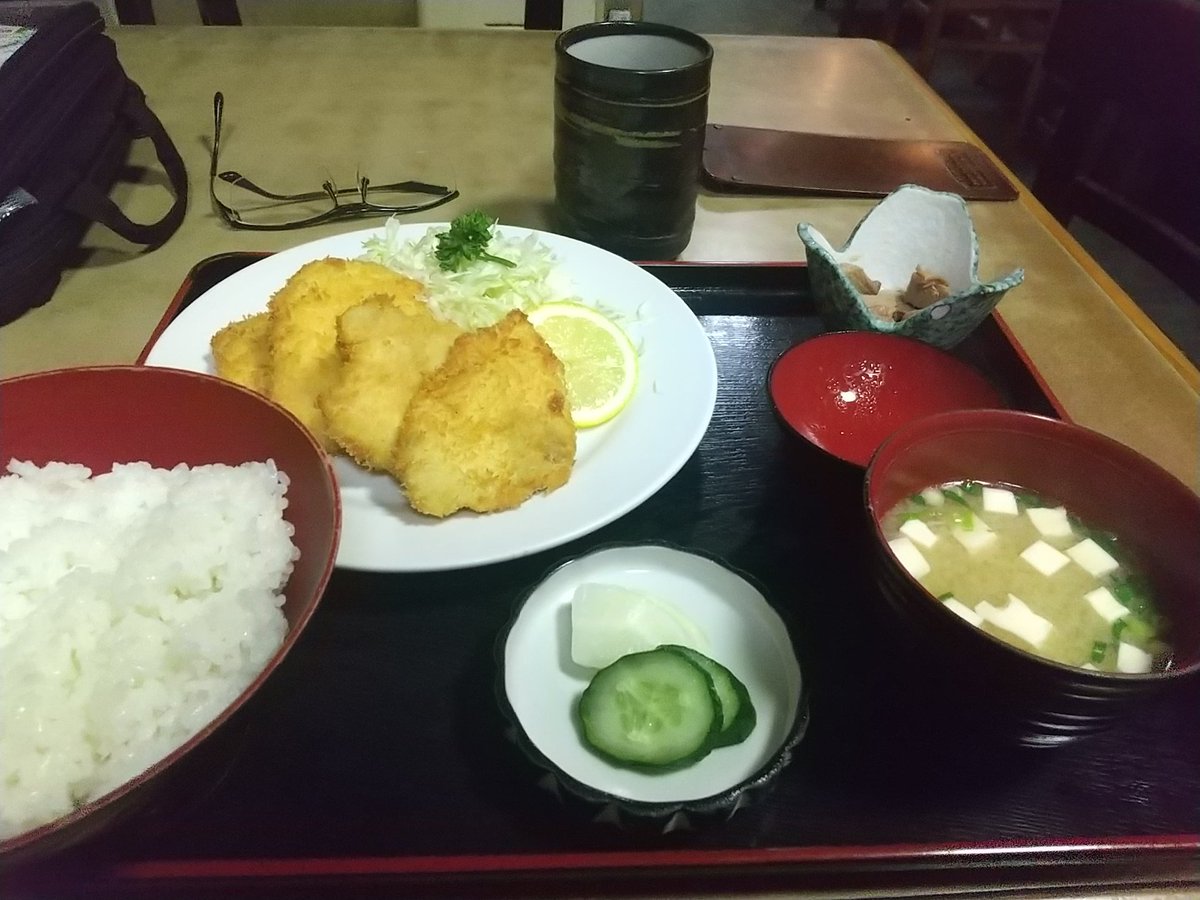mossgreen7880's tweet photo. 夕食。地元の定食屋さん 晴美さんで。白身魚のフライ定食。
ホッとする。#gsxs125  #ツーリング https://t.co/Inrcm9FhWW