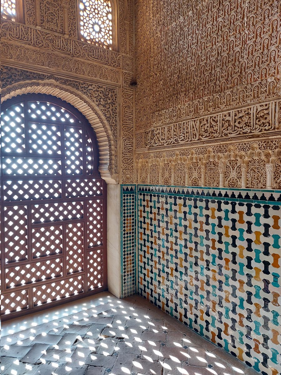 Luces y sombras en la #Alhambra

✨Descubre #Granada con experiencias únicas
👥Somos tus guías oficiales granadinos, historiadores del arte e intérpretes de patrimonio
ℹ️guiasdearte.com 
📧info@guiasdearte.com