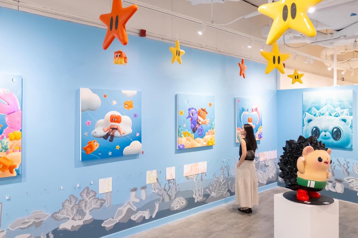 flyingwhalemag's tweet photo. นิทรรศการใหม่ในซีรีส์ที่ 6 ของ Metro Art พื้นที่ศิลปะใจกลางกรุงเทพฯ ณ สถานีรถไฟฟ้า MRT พหลโยธิน ได้เริ่มต้นขึ้นแล้วครับ โดยครั้งนี้ยังคงได้ Mr. Palette มารับหน้าที่เป็นภัณฑารักษ์เช่นเคย ตัวงานจะเป็นนิทรรศการกลุ่ม จัดแสดงศิลปะหลากหลายแขนง (เช่น ภาพวาด, ประติมากรรม, และ installation) ภายใต้หัวข้อ “Into The Sea - ดําดิ่งเพื่อค้นพบโลกใหม่” ที่ไม่เพียงนำเสนอผลงานสุดสร้างสรรค์ ซึ่งได้แรงบันดาลใจจากความสวยงาม และความลึกลับของมหาสมุทรเท่านั้น แต่ยังมุ่งสะท้อนแนวคิดเกี่ยวกับผลกระทบของปัญหาสิ่งแวดล้อมทางทะเล และความสำคัญของการอนุรักษ์ทรัพยากรธรรมชาติอีกด้วย