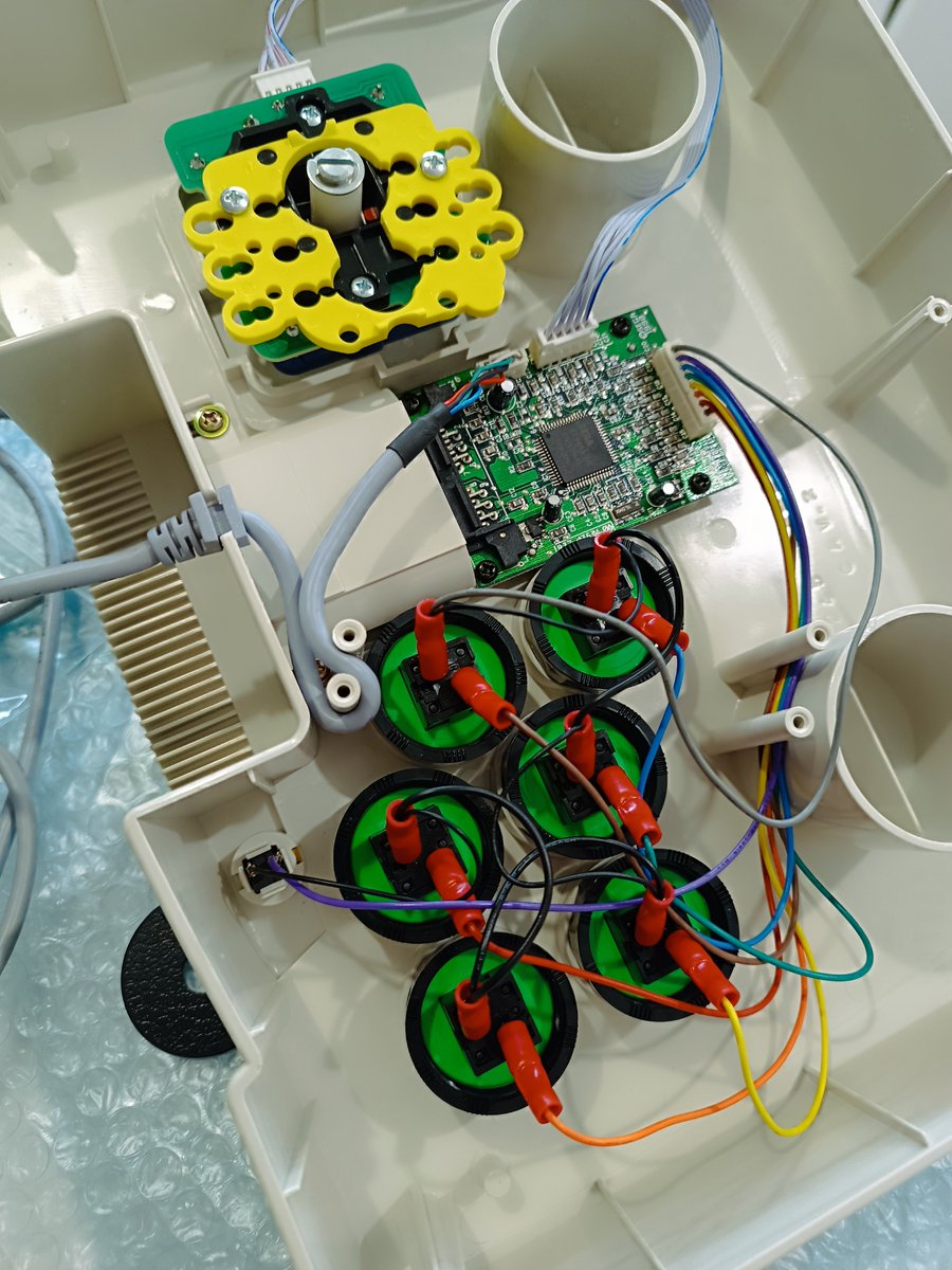 powerfuran's tweet photo. The true classic: #Dreamcast #Agetec Green Goblin full Seimitsu mod: LS-55 and screw ins. The way it should be. Stuff from 
@SmallCab_net https://t.co/A9zu6NiRJC