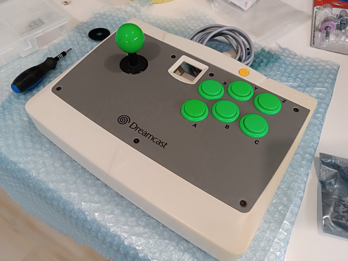 powerfuran's tweet photo. The true classic: #Dreamcast #Agetec Green Goblin full Seimitsu mod: LS-55 and screw ins. The way it should be. Stuff from 
@SmallCab_net https://t.co/A9zu6NiRJC