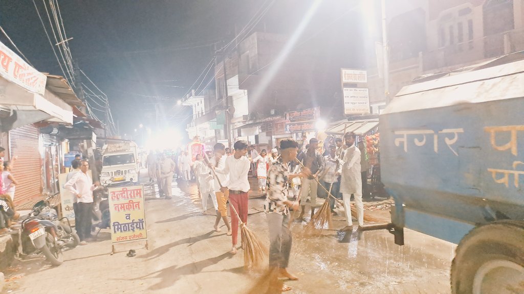 npppaliakalan's tweet photo. ☣️ जीरो वेस्ट इवेन्ट की परिकल्पना के साथ @npppaliakalan में निकाली गयी महर्षि वाल्मीकि की शोभायात्रा

☣️ शोभायात्रा के मार्ग की झाड़ू लगाकर सफाई से स्वच्छता की अनूठी मिशाल दिखाई दी जो आगामी स्वच्छ सर्वेक्षण में शहर की रैंकिंग को उत्कृष्ट किये जाने में सहयोगी होंगे।

#zerowaste https://t.co/qANCyKDygA